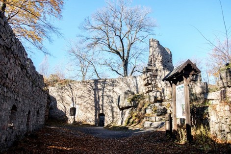 dziedziniec zamku Bolczów