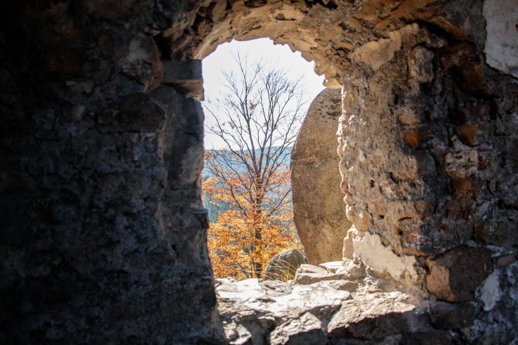 widok przez okno zamku Bolczów