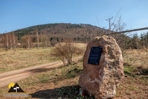 pomnik księdza sikory z widokiem na zbocze Bukowca
